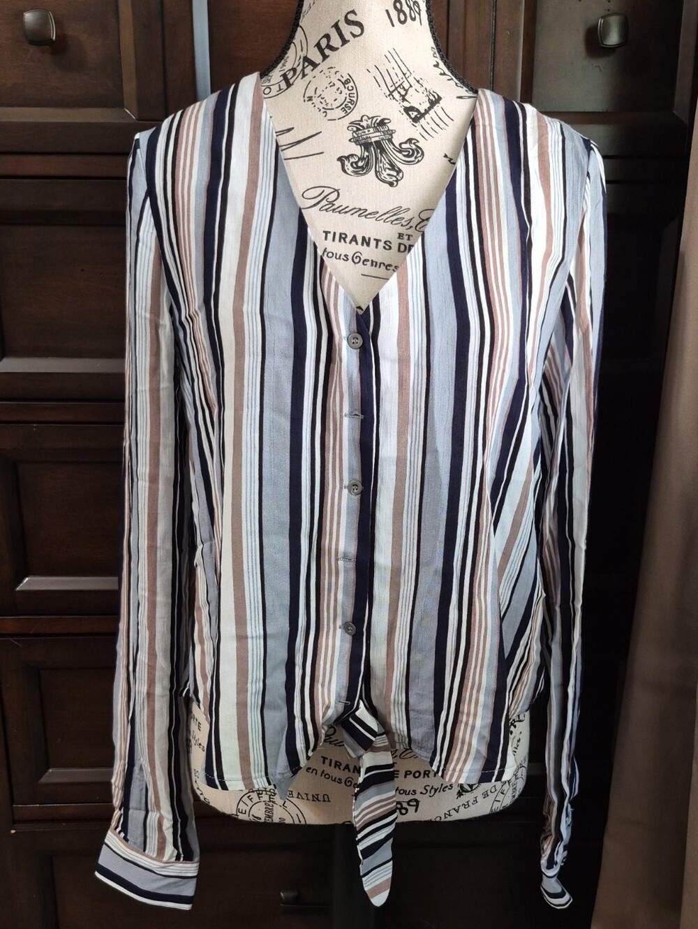 Lulus Striped V-Neck Button Front Tie-Hem Shirt - Blue/White/Brown